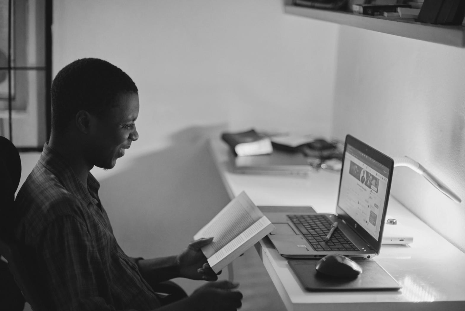 Equipo de Edumentra Verse trabajando en análisis financiero